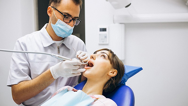 Frau zu Besuch beim Zahnarzt aufgrund einer Zahnfleischentzündung.