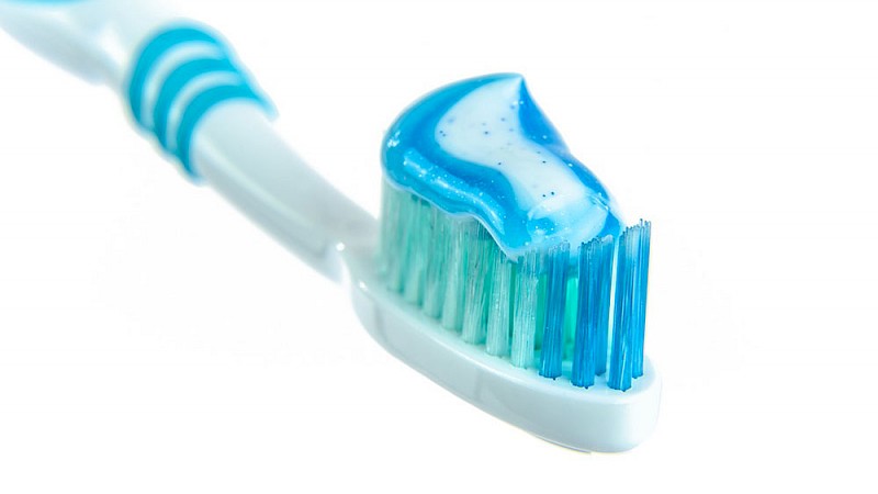 Zahnbürste mit Zahnpasta für die richtige Zahnhygiene, um einer Zahnfleischentzündung vorzubeugen.
